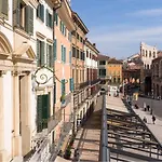 Dimore Opera Apartmán *